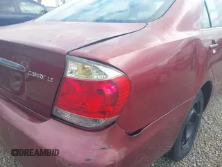 2005 Toyota Camry STD z VIN 4T1BE32K75U102935, wystawiony jako IAAI lot #42070646 z przebiegiem 298 125 mil mil oraz . Historia ofert i sprzedaży dostępna na DreamBid. Obrazek 12.