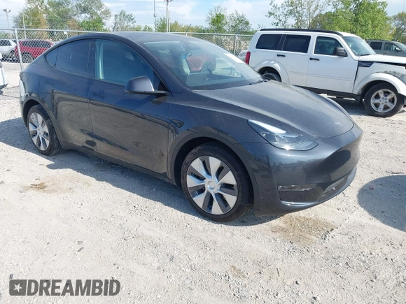 2024 Tesla Model Y Long Range z VIN 7SAYGDEE2RF992489, wystawiony jako IAAI lot #42258232 z przebiegiem 14 771 mil mil oraz . Historia ofert i sprzedaży dostępna na DreamBid. Obrazek 1.