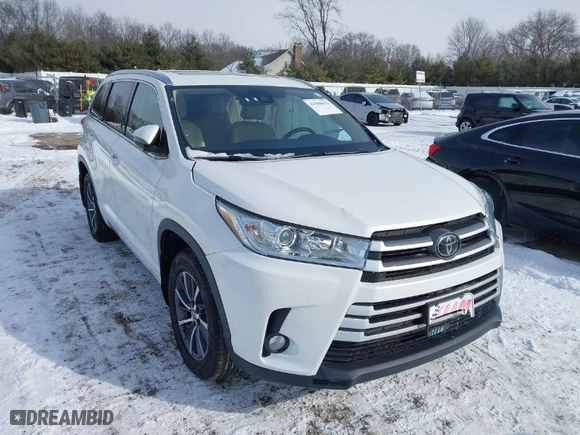 2018 Toyota Highlander SE with VIN 5TDJZRFH3JS807803, listed as a IAAI auction lot 41588632 with 46,738 mi miles. Bid and sale history available at carsss.com. Image 1.