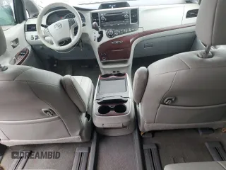 2013 Toyota Sienna XLE z VIN 5TDDK3DCXDS059559, wystawiony jako Copart lot #58291655 z przebiegiem 97 591 mil mil oraz Czysty tytuł • Clean title. Historia ofert i sprzedaży dostępna na DreamBid. Obrazek 8.