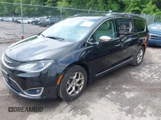 2017 Chrysler Pacifica Limited z VIN 2C4RC1GG3HR566162, wystawiony jako IAAI lot #42375696 z przebiegiem 103 051 mil mil oraz . Historia ofert i sprzedaży dostępna na DreamBid. Obrazek 2.