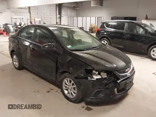 2019 Chevrolet Sonic LT z VIN 1G1JD5SB8K4111050, wystawiony jako IAAI lot #41844251 z przebiegiem 51 244 mil mil oraz . Historia ofert i sprzedaży dostępna na DreamBid. Obrazek 1.