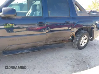 2004 Chevrolet Avalanche Z71 with VIN 3GNEK12T84G225711, listed as a IAAI auction lot 42051081 with 204,049 mi miles. Bid and sale history available at carsss.com. Image 6.