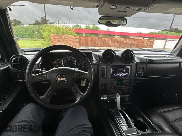 2005 Hummer H2 SUT z VIN 5GRGN22U15H123289, wystawiony jako Copart lot #55254575 z przebiegiem 161 105 mil mil oraz Tytuł czysty. Historia ofert i sprzedaży dostępna na DreamBid. Obrazek 9.