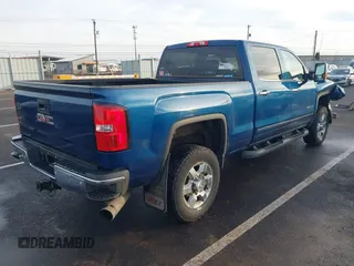 2015 GMC Sierra 2500HD SLT z VIN 1GT12ZE84FF574009, wystawiony jako IAAI lot #41048785 z przebiegiem 167 845 mil mil oraz . Historia ofert i sprzedaży dostępna na DreamBid. Obrazek 4.