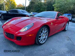 2007 Ferrari 599 z VIN ZFFFC60A870153007, wystawiony jako Copart lot #75542144 z przebiegiem 13 264 mil mil oraz Tytuł czysty. Historia ofert i sprzedaży dostępna na DreamBid. Obrazek 2.