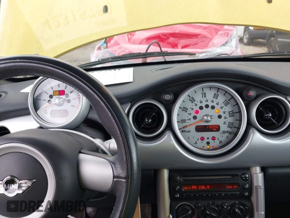2008 MINI Convertible z VIN WMWRF33578TF67945, wystawiony jako IAAI lot #42315750 z przebiegiem 110 340 mil mil oraz . Historia ofert i sprzedaży dostępna na DreamBid. Obrazek 7.