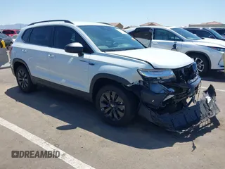 2024 Volkswagen Taos S с VIN 3VV5X7B23RM090247, выставлен на аукционе IAAI как лот 42316560 с пробегом 4 656 миль миль и . История ставок и продаж доступна на DreamBid. Изображение 1.