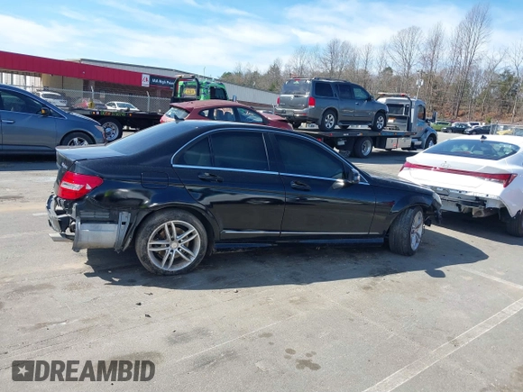 2013 Mercedes-Benz C 300 Sport z VIN WDDGF8AB1DR262578, wystawiony jako IAAI lot #41828966 z przebiegiem 176 190 mil mil oraz . Historia ofert i sprzedaży dostępna na DreamBid. Obrazek 14.