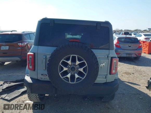 2023 Ford Bronco z VIN 1FMDE5BH5PLB37801, wystawiony jako IAAI lot #41691282 z przebiegiem 21 129 mil mil oraz . Historia ofert i sprzedaży dostępna na DreamBid. Obrazek 17.