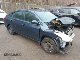 2017 Nissan Versa SV z VIN 3N1CN7AP0HL869704, wystawiony jako IAAI lot #38810477 z przebiegiem 74 701 mil mil oraz . Historia ofert i sprzedaży dostępna na DreamBid. Obrazek 1.