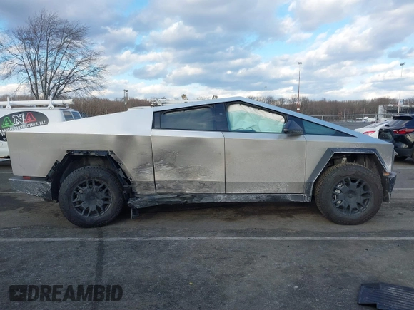2024 Tesla Cybertruck с VIN 7G2CEHEDXRA026834, выставлен на аукционе IAAI как лот 41448419 с пробегом 2 938 миль миль и . История ставок и продаж доступна на DreamBid. Изображение 13.