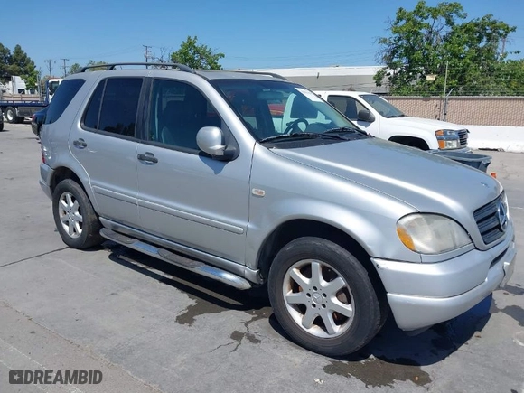 2000 Mercedes-Benz M-Class with VIN 4JGAB72E4YA166927, listed as a IAAI auction lot 42081618 with 277,078 mi miles. Bid and sale history available at carsss.com. Image 1.