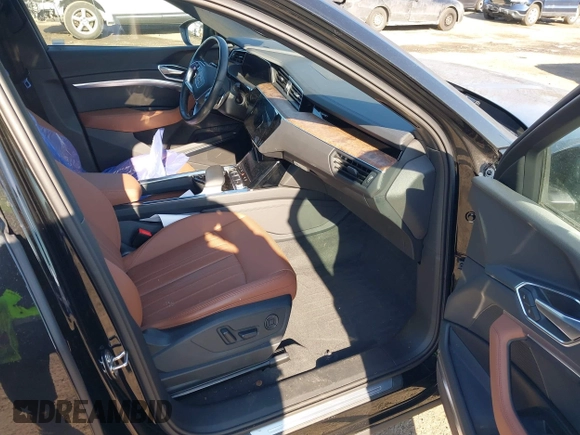 2021 Audi e-tron Premium Plus z VIN WA1LAAGE5MB012022, wystawiony jako IAAI lot #41458134 z przebiegiem 42 137 mil mil oraz . Historia ofert i sprzedaży dostępna na DreamBid. Obrazek 5.