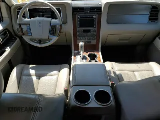 2013 Lincoln Navigator z VIN 5LMJJ3J50DEL03522, wystawiony jako Copart lot #54768335 z przebiegiem 137 326 mil mil oraz Czysty tytuł • Clean title. Historia ofert i sprzedaży dostępna na DreamBid. Obrazek 8.