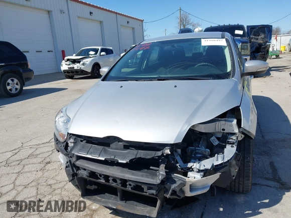 2013 Ford Focus SE z VIN 1FADP3F23DL306241, wystawiony jako IAAI lot #41980497 z przebiegiem 63 313 mil mil oraz . Historia ofert i sprzedaży dostępna na DreamBid. Obrazek 6.
