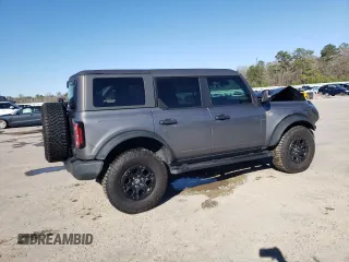 2023 Ford Bronco z VIN 1FMEE5DP0PLB62405, wystawiony jako Copart lot #48457335 z przebiegiem 56 998 mil mil oraz Szkody całkowita. Historia ofert i sprzedaży dostępna na DreamBid. Obrazek 3.
