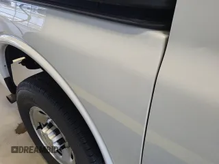 2020 Chevrolet Express Cargo z VIN 1GCWGAFGXL1158716, wystawiony jako IAAI lot #42294604 z przebiegiem 76 886 mil mil oraz . Historia ofert i sprzedaży dostępna na DreamBid. Obrazek 1.