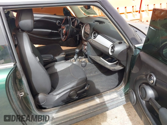 2013 MINI Hardtop z VIN WMWSU3C52DT690373, wystawiony jako IAAI lot #41777229 z przebiegiem 125 190 mil mil oraz . Historia ofert i sprzedaży dostępna na DreamBid. Obrazek 5.