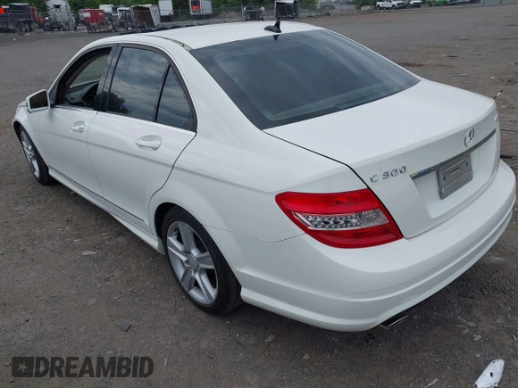 2010 Mercedes-Benz C 300 Sport z VIN WDDGF8BB5AR089951, wystawiony jako IAAI lot #42199802 z przebiegiem 101 601 mil mil oraz . Historia ofert i sprzedaży dostępna na DreamBid. Obrazek 3.
