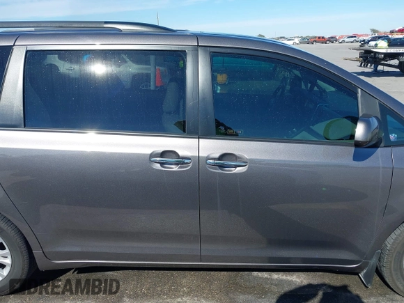 2016 Toyota Sienna XLE with VIN 5TDYK3DC7GS721667, listed as a IAAI auction lot 41400702 with 85,188 mi miles and . Bid and sale history available at DreamBid. Image 14.