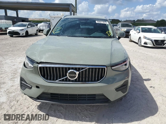 2025 Volvo XC40 Core Bright Theme z VIN YV4L12UJ4S2520540, wystawiony jako Copart lot #60871675 z przebiegiem 5 949 mil mil oraz Szkoda całkowita • Salvage title. Historia ofert i sprzedaży dostępna na DreamBid. Obrazek 5.