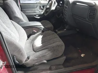 2001 GMC Sonoma SLS 1SG z VIN 1GTCS19W818224334, wystawiony jako IAAI lot #42119324 z przebiegiem 209 663 mil mil oraz . Historia ofert i sprzedaży dostępna na DreamBid. Obrazek 5.