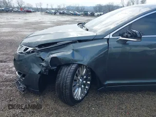 2015 Lincoln MKZ z VIN 3LN6L2J90FR616800, wystawiony jako IAAI lot #41683401 z przebiegiem 92 239 mil mil oraz . Historia ofert i sprzedaży dostępna na DreamBid. Obrazek 17.