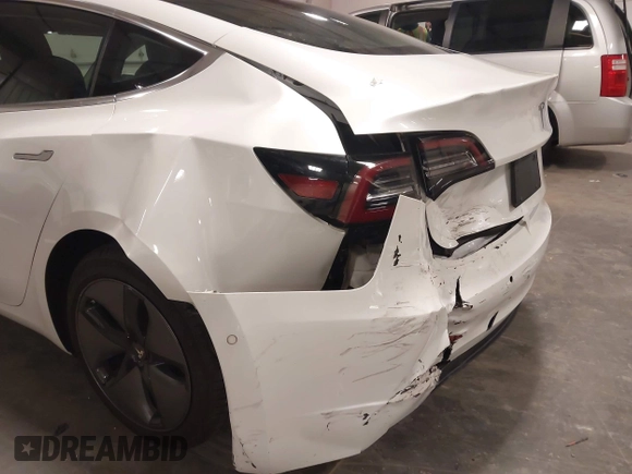 2019 Tesla Model 3 Mid Range z VIN 5YJ3E1EA5KF317542, wystawiony jako IAAI lot #42050461 z przebiegiem 55 054 mil mil oraz . Historia ofert i sprzedaży dostępna na DreamBid. Obrazek 6.
