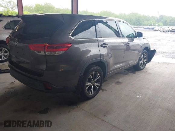2017 Toyota Highlander LE z VIN 5TDBZRFH6HS386710, wystawiony jako IAAI lot #42226567 z przebiegiem 64 773 mil mil oraz . Historia ofert i sprzedaży dostępna na DreamBid. Obrazek 4.