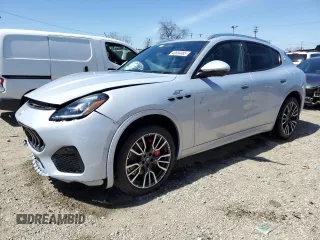2023 Maserati Grecale GT z VIN ZN682AVA5P7438873, wystawiony jako Copart lot #49884085 z przebiegiem 3391 mil mil oraz Szkody całkowita. Historia ofert i sprzedaży dostępna na DreamBid. Obrazek 1.