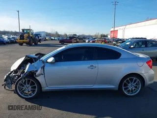 2005 Scion tC z VIN JTKDE177750019561, wystawiony jako IAAI lot #41045961 z przebiegiem Nie podano mil oraz . Historia ofert i sprzedaży dostępna na DreamBid. Obrazek 14.