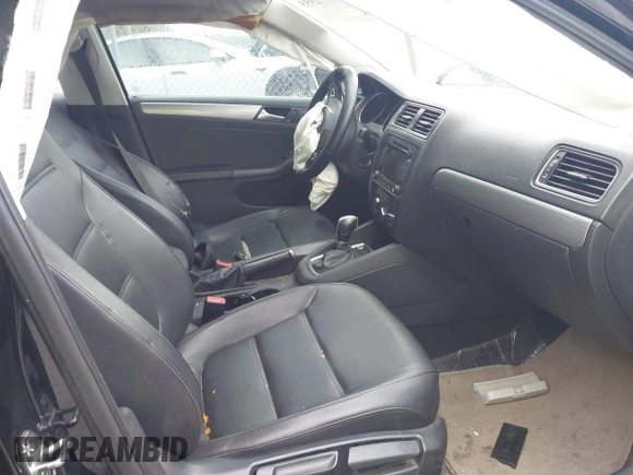 2015 Volkswagen Jetta SE with VIN 3VWD17AJ7FM276323, listed as a IAAI auction lot 40772955 with 135,593 mi miles and . Bid and sale history available at DreamBid. Image 5.
