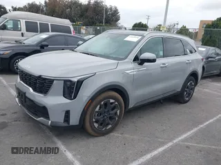 2025 Kia Sorento S z VIN 5XYRL4JC1SG334274, wystawiony jako IAAI lot #41820190 z przebiegiem 8 336 mil mil oraz . Historia ofert i sprzedaży dostępna na DreamBid. Obrazek 17.