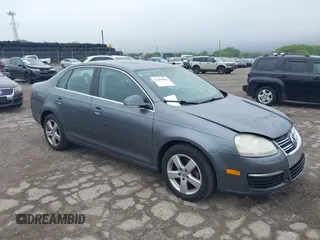 2009 Volkswagen Jetta SE z VIN 3VWRZ71K99M121820, wystawiony jako IAAI lot #42458066 z przebiegiem 177 287 mil mil oraz . Historia ofert i sprzedaży dostępna na DreamBid. Obrazek 1.