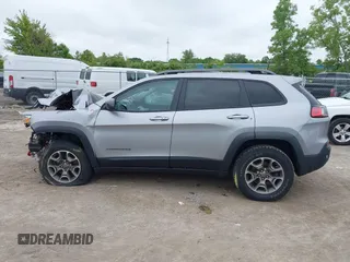 2020 Jeep Cherokee Trailhawk z VIN 1C4PJMBX0LD588251, wystawiony jako IAAI lot #42310054 z przebiegiem 47 780 mil mil oraz . Historia ofert i sprzedaży dostępna na DreamBid. Obrazek 15.