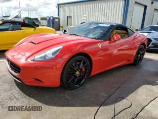 2014 Ferrari California z VIN ZFF65TJA3E0196898, wystawiony jako Copart lot #74082304 z przebiegiem 15 451 mil mil oraz Nie do naprawy. Historia ofert i sprzedaży dostępna na DreamBid. Obrazek 1.