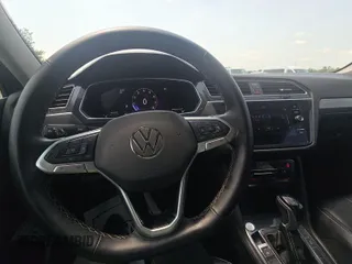 2024 Volkswagen Tiguan SE z VIN 3VV3B7AX1RM107078, wystawiony jako IAAI lot #42852792 z przebiegiem 36 642 mil mil oraz . Historia ofert i sprzedaży dostępna na DreamBid. Obrazek 15.
