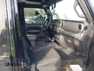 2023 Jeep Gladiator Sport S z VIN 1C6HJTAG7PL567903, wystawiony jako IAAI lot #41574387 z przebiegiem 49 378 mil mil oraz . Historia ofert i sprzedaży dostępna na DreamBid. Obrazek 5.