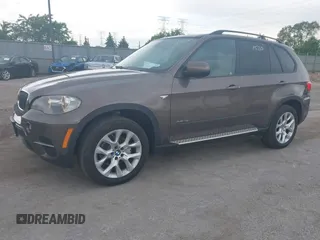 2011 BMW X5 35i z VIN 5UXZV4C53BL738771, wystawiony jako IAAI lot #42351520 z przebiegiem 142 433 mil mil oraz . Historia ofert i sprzedaży dostępna na DreamBid. Obrazek 2.