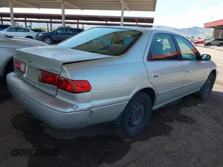 2001 Toyota Camry LE z VIN JT2BF22K710334750, wystawiony jako IAAI lot #42422525 z przebiegiem 273 999 mil mil oraz . Historia ofert i sprzedaży dostępna na DreamBid. Obrazek 4.