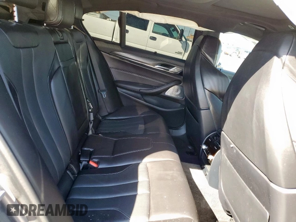 2018 BMW M5 z VIN WBSJF0C50JB282469, wystawiony jako Copart lot #46794335 z przebiegiem Nie podano mil oraz Szkody całkowita. Historia ofert i sprzedaży dostępna na DreamBid. Obrazek 10.