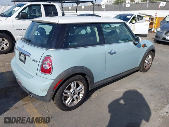 2011 MINI Hardtop z VIN WMWSU3C57BT251053, wystawiony jako IAAI lot #41774654 z przebiegiem 128 835 mil mil oraz . Historia ofert i sprzedaży dostępna na DreamBid. Obrazek 4.