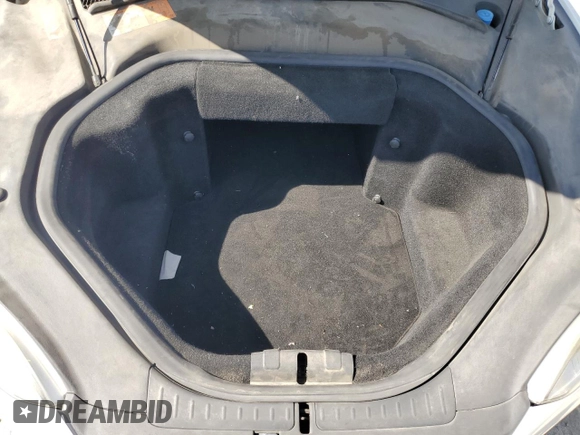 2013 Tesla Model S Performance z VIN 5YJSA1DP1DFP20689, wystawiony jako Copart lot #56869305 z przebiegiem Nie podano mil oraz Szkoda całkowita • Salvage title. Historia ofert i sprzedaży dostępna na DreamBid. Obrazek 11.