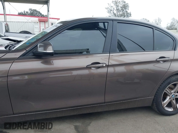 2012 BMW 3 Series 328i z VIN WBA3C1C55CA696853, wystawiony jako IAAI lot #41870826 z przebiegiem 215 613 mil mil oraz . Historia ofert i sprzedaży dostępna na DreamBid. Obrazek 14.