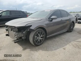 2022 Toyota Camry SE z VIN 4T1G11AK9NU037240, wystawiony jako Copart lot #53868825 z przebiegiem 34 640 mil mil oraz Szkoda całkowita • Salvage title. Historia ofert i sprzedaży dostępna na DreamBid. Obrazek 1.