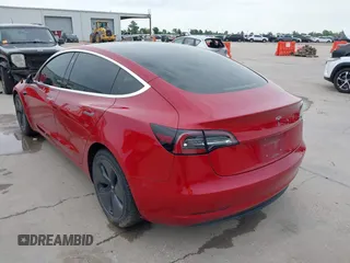 2018 Tesla Model 3 Long Range Battery z VIN 5YJ3E1EB8JF096249, wystawiony jako IAAI lot #42150031 z przebiegiem 70 981 mil mil oraz . Historia ofert i sprzedaży dostępna na DreamBid. Obrazek 3.