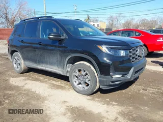 2023 Honda Passport TrailSport z VIN 5FNYF8H67PB042153, wystawiony jako IAAI lot #41757909 z przebiegiem 26 810 mil mil oraz . Historia ofert i sprzedaży dostępna na DreamBid. Obrazek 1.