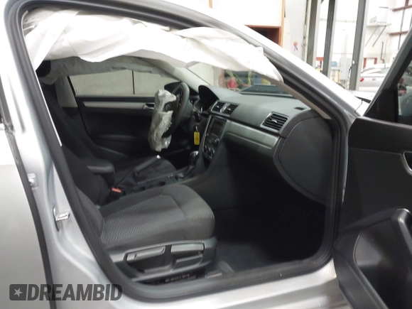 2016 Volkswagen Passat S z VIN 1VWAS7A30GC013577, wystawiony jako IAAI lot #42231654 z przebiegiem 84 918 mil mil oraz . Historia ofert i sprzedaży dostępna na DreamBid. Obrazek 5.