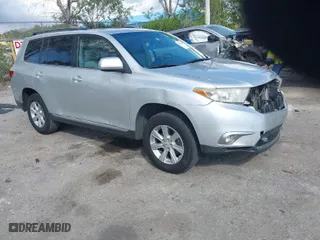 2011 Toyota Highlander with VIN 5TDZK3EH0BS036157, listed as a IAAI auction lot 41589348 with 182,005 mi miles. Bid and sale history available at carsss.com. Image 1.